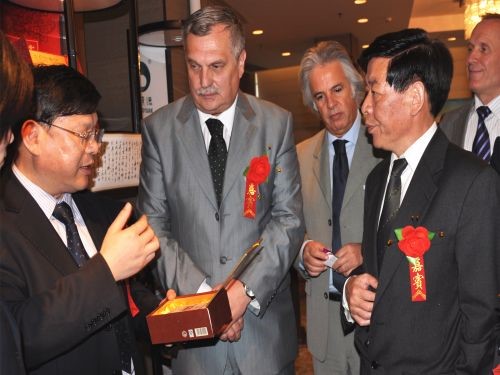 羅馬尼亞湖南黑茶推介會(huì)上，周重旺董事長(zhǎng)在向客商介紹臻藏茯茶_副本